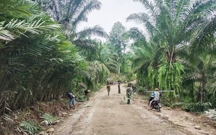 Satgas TMMD Benahi penampilan jalan agar menambah nilai estetika agar tak terkesan suram.