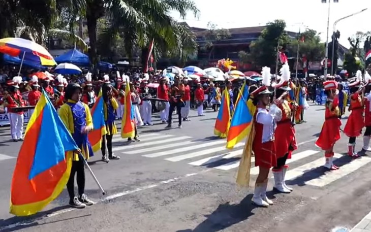 Salah satu penampilan kontingen peserta karnaval puncak perayaan Hari Ulang Tahun Kemerdekaan RI ke-79 di Kabupaten Karanganyar, Selasa (20/8/2024)
