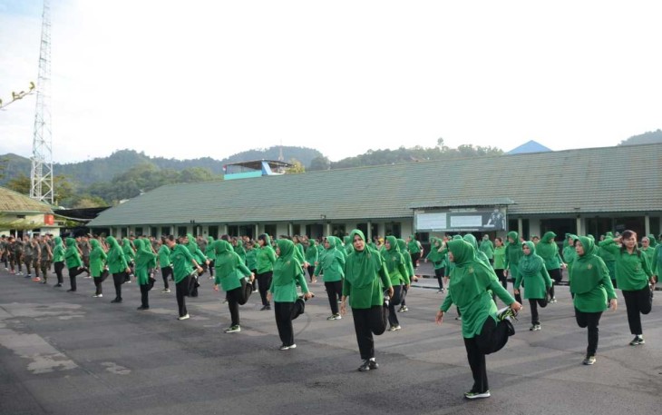 Olahraga bersama Persit Korem 023/KS