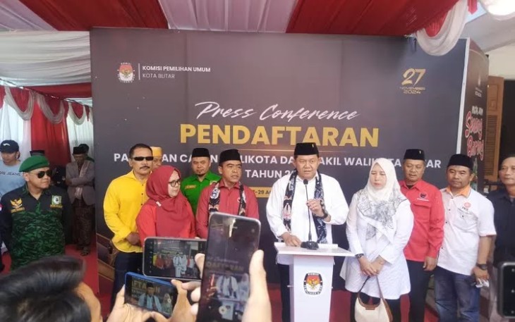 Bambang Rianto Saat Sampaikan Kererangan Pers Seusai Daftar Calon Walikota Blitar di KPU Kota Blitar 