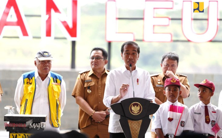 Presiden Joko Widodo saat meresmikan bendungan Leuwikeris Tasikmalaya, Kamis (29/8)