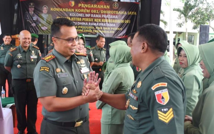 Danrem 081/DSJ Kolonel Inf Rama Pratama memberikan salam komando, Selasa (3/9)