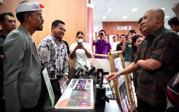 MenkopUKM Teten Masduki saat meninjau produk mahasiswa universitas Warmadewa, Bali, Selasa (3/9)