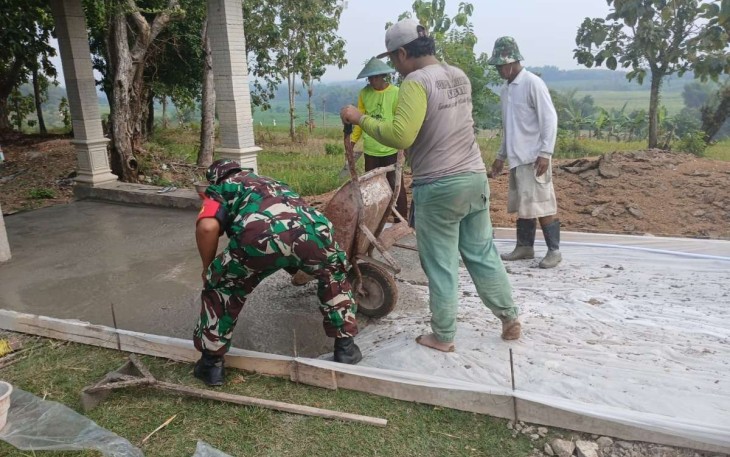 Karya bakti pembuatan jalan di wilayah desa binaan 