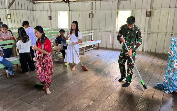Bersihkan gereja bersama warga desa 