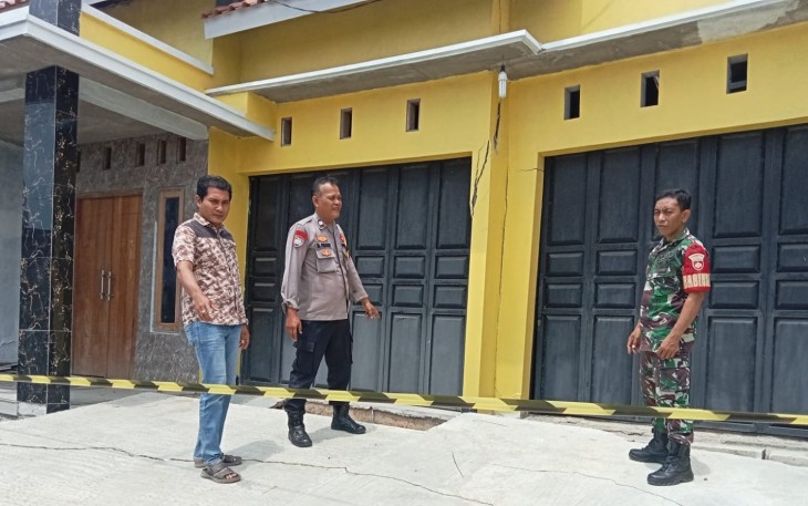 Sertu Toha bersama anggota Polsek cek lokasi kejadian