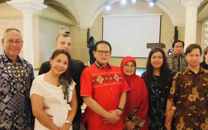 Prof Rokhmin Dahuri (baju merah)