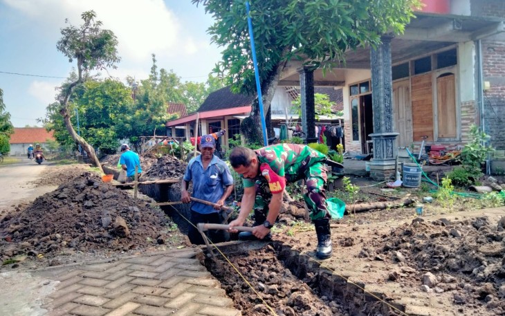 Kerja Bakti Pembuatan Selokan oleh Babinsa Desa Ngengor