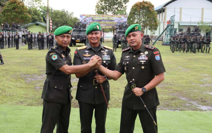 Pangdam XII/Tpr Mayjen TNI Iwan Setiawan foto bersama usai sertijab Danyonif 643/Wns, Kamis (17/10)