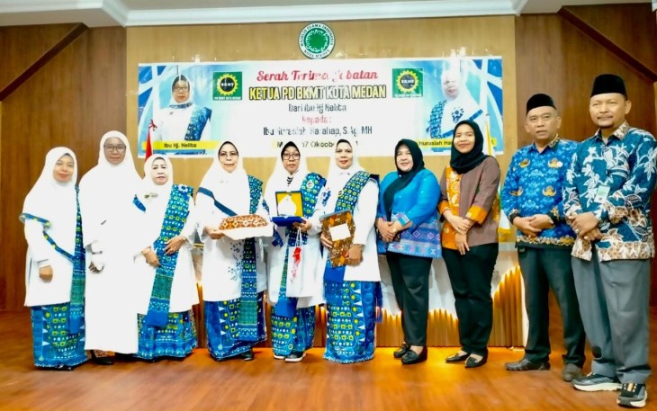 Nurasiah Harahap S.Ag.,M.H Lakukan Poto Bersama Usai Serah Terima Jabatan.