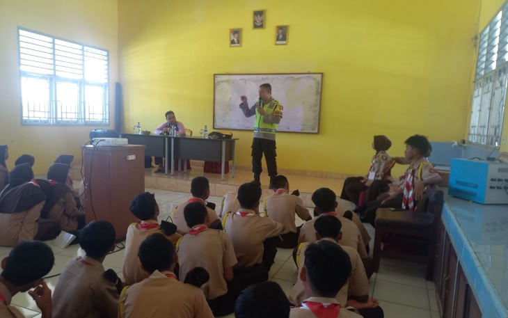 Cegah Kenakalan Remaja Polsek Belitang III Gelar Sosialisasi di SMAN I Belitang 