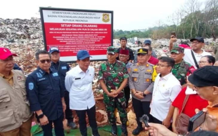 Menteri LHK Hanif Faisol Nurofiq saat memberikan keterangan di lokasi TPS Limo Depok