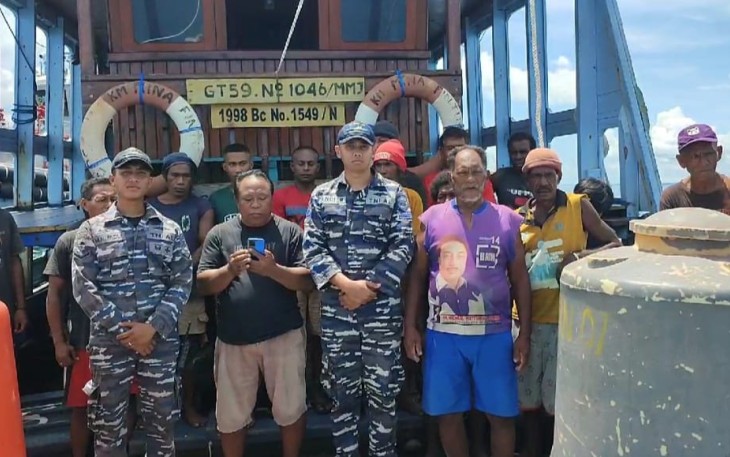 Penyelamatan awak kapal terapung di laut Papua