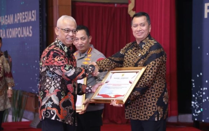Kementerian PANRB menerima Penghargaan dari Kompolnas atas dukung penguatan kelembagaan dan tata kelola Kompolnas yang efektif dan efisien dalam acara malam Apresiasi Bersama Mitra Kompolnas, di Auditorium Sekolah Tinggi Ilmu Kepolisian (STIK) PTIK, Jakarta, Jum'at (08/11/2024).