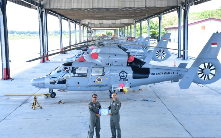 Perwira skadron udara 400 wing udara 3 Biak saat mendapatkan sertifikat kualifikasi instruktur penerbang helikopter 