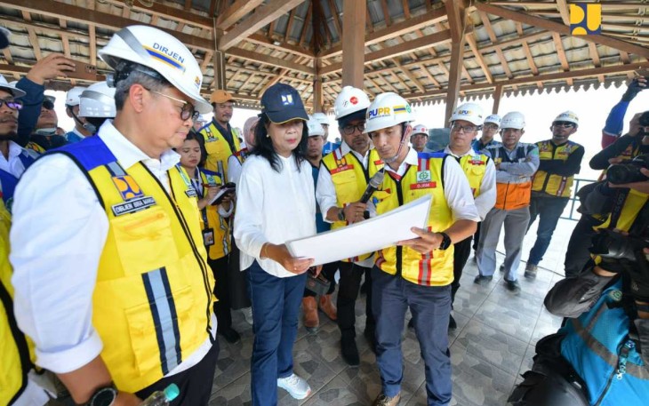 Wamen PU Diana saat menerima pemaparan saat meninjau Tol Semarang - Demak