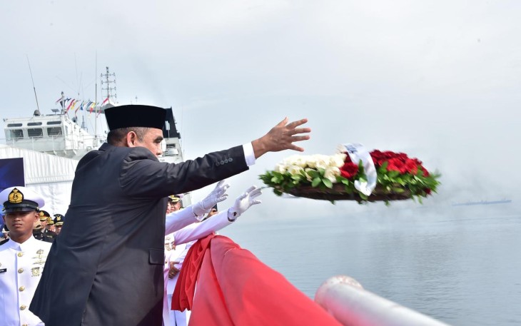 Tabur bunga peringati hari pahlawan di teluk Jakarta 