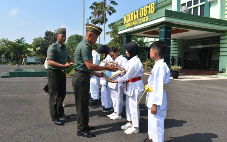 Kasdim 0818/Malang-Batu Mayor Czi Supaat memberikan penghargaan, Senin (18/11)