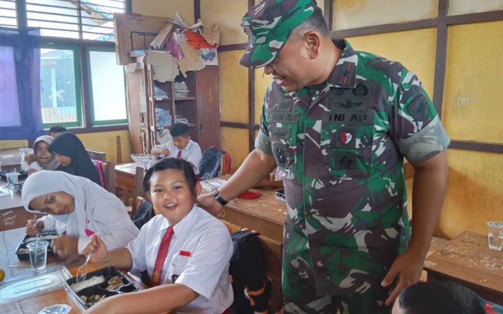 Danrem 121/Abw Brigjen TNI Luqman Arief bersama siswa dalam makan sehat bergizi, Senin (18/11)