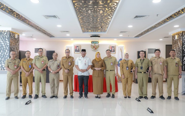 Dirjen Bina Adwil Dr Safrizal ZA foto bersama usai lantik pejabat di Jakarta, Selasa (19/11)