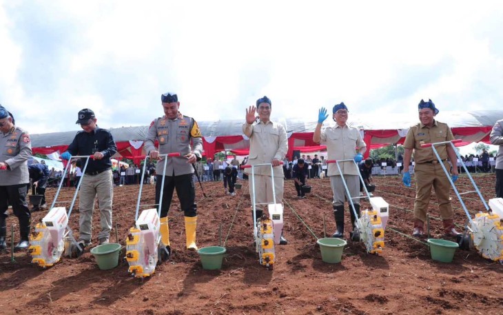 Mendes PDT Yandri Susanto saat launching gugus tugas Polri mendukung ketahanan pangan di desa Bulakan, Lebak Banten, Rabu (20/11)
