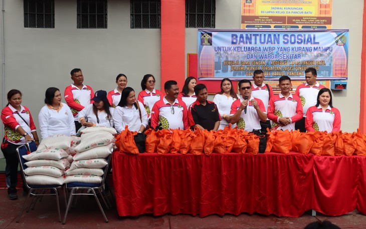 Lapas Pancur Batu Salurkan Bantuan Sosial Pada Jumat Berkah.