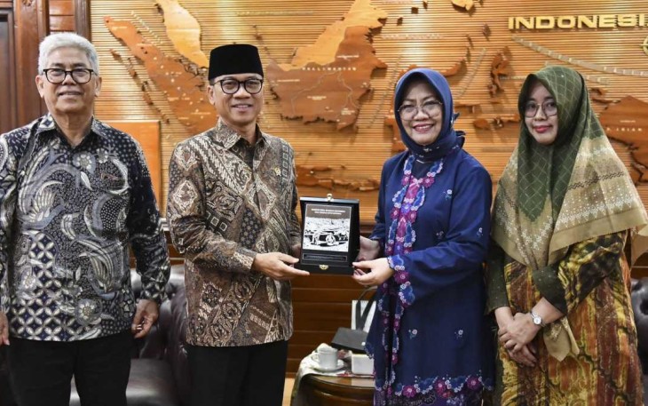 Mendes PDT Yandri Susanto memberikan cenderamata peneliti ahli utama BRIN Siti Zuhro, di Jakarta 