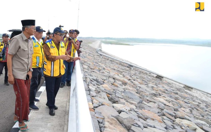 Menteri PU Dody Hanggodo saat meninjau pembangunan saluran irigasi Semantok Kiri di Kabupaten Nganjuk, Jatim