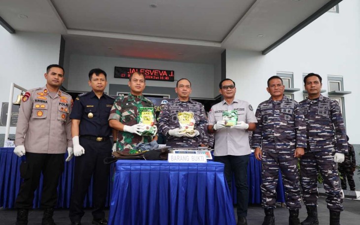 Konferensi pers pengungkapan penyelundupan sabu di Lantamal VI Batam