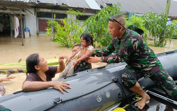 Evakuasi warga korban banjir 