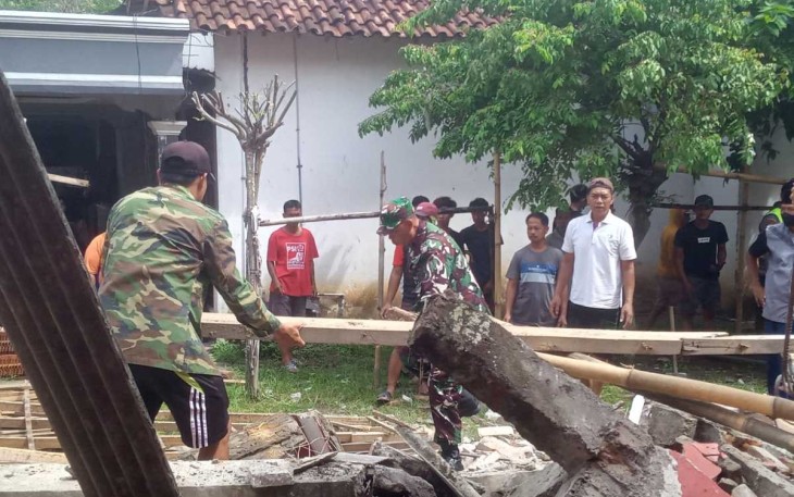 Bantu pembersihan puing rumah warga binaan 