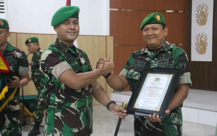 Dandim 0803/Madiun Letkol Kav Widhi Bayu Sudibyo memberikan piagam penghargaan anggotamya, Senin (2/12)