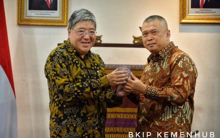 Menhub Dudy Purwagandhi bersama Dubes Jepang Yasushi Masaki di Jakarta, Senin (2/12)