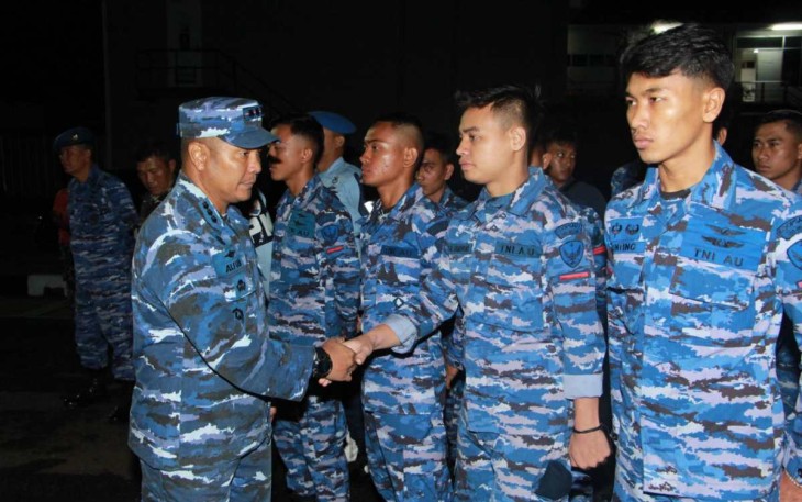 Danlanud Husein Sastranegara Kolonel Pnb Alfian saat melepas keberangkatan personel cepat tanggap bencana alam ke Desa Kadupandak Kabupaten Cianjur, Rabu (4/12)