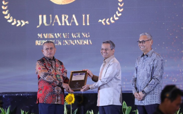 Kabiro Perencanaan MA Sahwan SH MH saat menerima penghargaan di Jakarta 