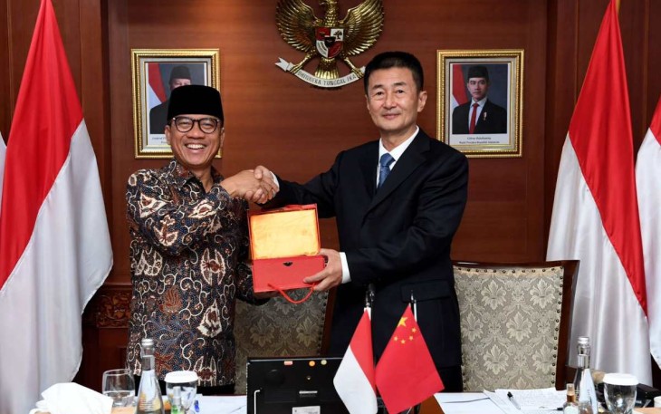 Mendes PDT Yandri Susanto menerima cenderamata Delegasi Parlemen Tiongkok yang dipimpin Anggota Komite Tetap Parlemen Tiongkok yang juga Wakil Ketua Komisi Pertanian dan Urusan Pedesaan Kongres Rakyat Nasional Tiongkok Fan Xiaojun di Kantor Kemendes PDT, Jakarta, Senin (9/12/2024)
