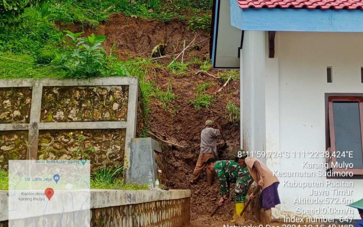 Pembersihan material longsor di wilayah desa binaan 