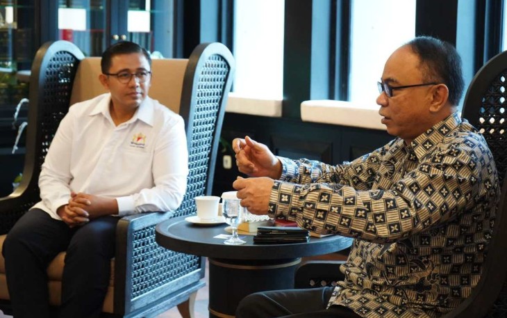 Menkop Budi Arie Setiadi bersama Wakil Ketum Kadin Bidang Peternakan, Cecep Muhammad Wahyudin di Jakarta 