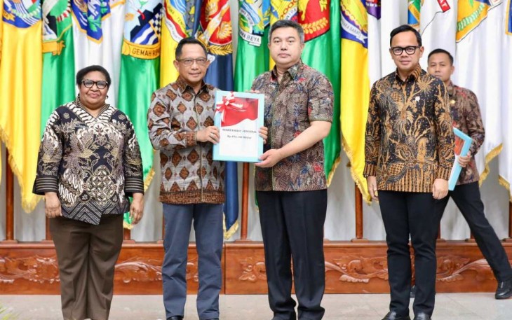 Mendagri Tito Karnavian saat menyerahkan DIPA 2025 di Jakarta, Kamis (12/12)