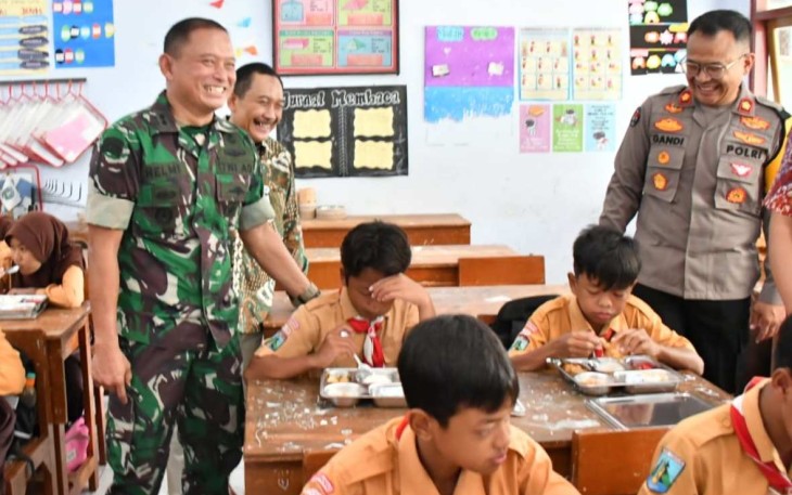 Kasrem 081/DSJ Letkol Inf Meina Helmi saat uji coba makan gratis serentak di SDN 1 Surodikraman Kabupaten Ponorogo, Jum'at (13/12)