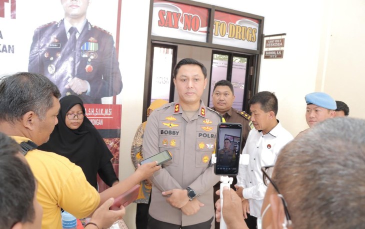 Kapolres Lamongan AKBP Bobby A Condroputra saat memberikan keterangan pers, Sabtu (14/12)