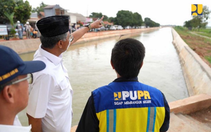 Menteri PU Dody Hanggodo saat meninjau rehabilitasi irigasi di Kabupaten Subang, Sabtu (14/12)