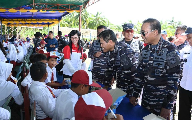Kasal Laksamana TNI Muhammad Ali saat memberikan makan bergizi gratis