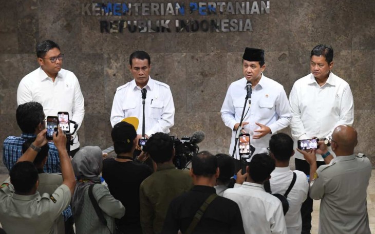 Wamentrans Viva Yoga saat memberikan keterangan pers di Kementan Jakarta, Senin (16/12)