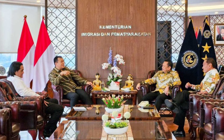 Wamen Imigrasi dan Pemasyarakatan Silmy Karim bersama Bambang Soesatyo di Jakarta, Selasa (17/12)