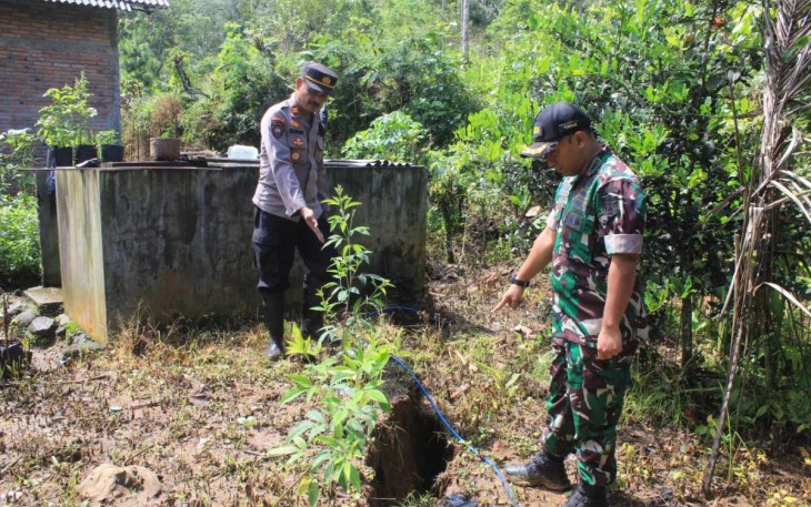 Dandim 0806/Trenggalek Letkol Czi Yudo Aji Susanto meninjau lokasi bencana tanah gerak, Rabu (18/12)