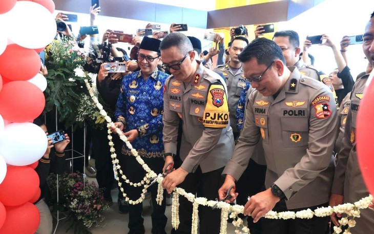 Kapolda Jatim Irjen Pol Imam Sugianto meresmikan RS Bhayangkara di Pamekasan, Kamis (19/12)