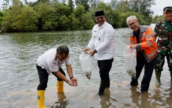 Pj Gubernur Aceh Safrizal tebar bibit ikan