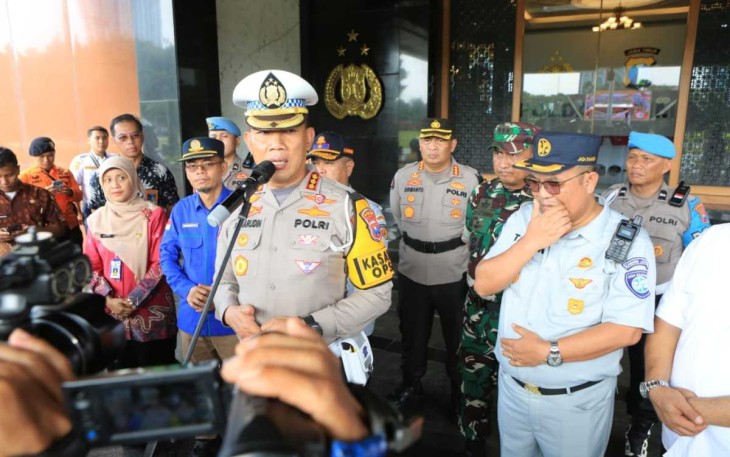 Dirlantas Polda Jatim Kombes Pol Komarudin saat memberikan keterangan pers di Surabaya, Jum'at (20/12)