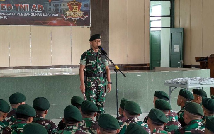 Danyonarmed 12 Kostrad Letkol Arm Dr Erlan Wijatmoko memberikan jam komandan, Rabu (18/12)
